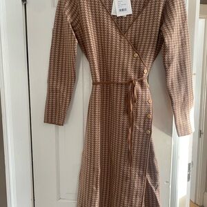 Chic Houndstooth Wrap Dress in Brown